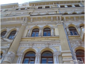 zdanie-na-ploshadi-konstitucii