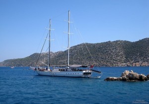 Яхта в средиземном море