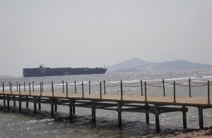Пирс, корабль и вид на остров Тиран