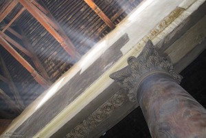 Свет пробивается в храм