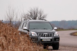 Toyota Land Cruiser Prado 120 у дороги