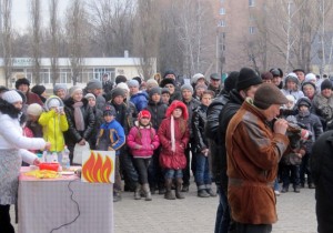 Отсасывает пиво через трубочку
