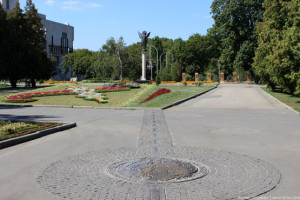 Архангел Михаил, памятник 50-й параллели и Харьковская сирень