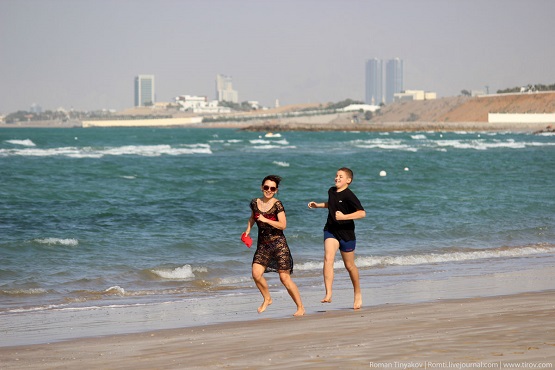 Игра в догонялки на пляже в ОАЭ