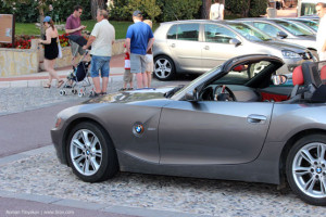 Машины на площади у дворца