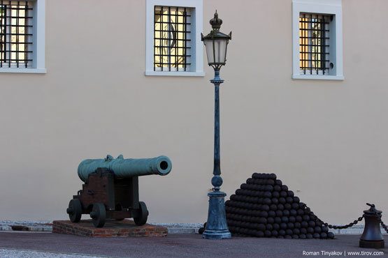 Пушка с ядрами у стен дворца в Монако