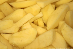 Нарезанный картофель в воде