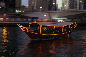 Пролетающая мимо лодка в заливе Dubai Marina с флагом ОАЭ