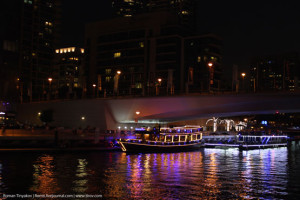 Под мостом в Дубаи Марина