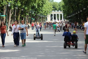 На центральной аллее парка