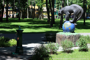Пантера у колонки с водой