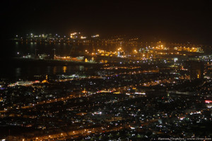 Вид на Дубай и флаг ОАЭ