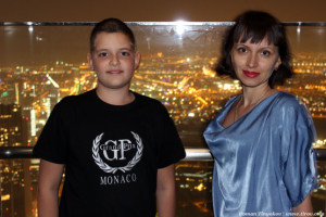 На фоне ночного города