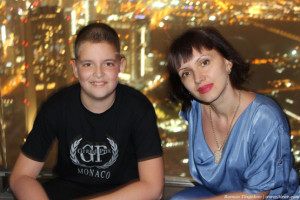 Жена с сыном на фоне Дубая