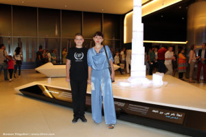 Жена с сыном на фоне уменьшенной копии башни у входа