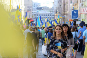 Прохожие с флагами Украины