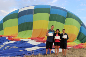 С сертификатами на фоне воздушного шара