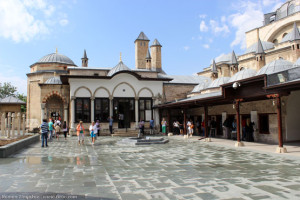 В центре мавзолея-музея Мевляна