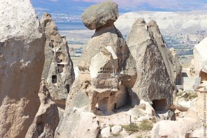 Пещеры в скалах необычной формы