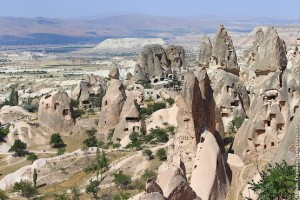 Скалы у подножия замка Учисар в Турции