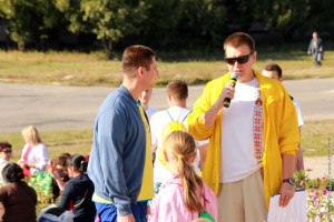 Ведущий забега посвященного дню города Первомайский