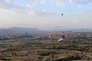 Воздушные шары идут на посадку в долине Каппадокии
