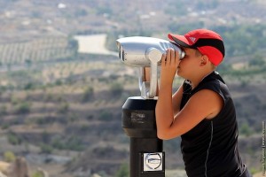 Сын рассматривает долину Каппадокии в телескоп-бинокль