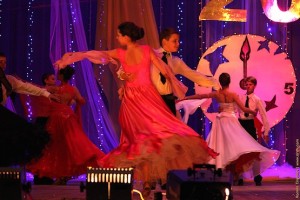 Сын с партнёршей на сцене