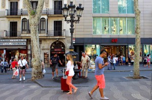 Люди у фонтана Каналетес