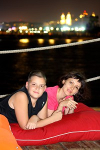 Жена с сыном на фоне Средиземноморского побережья