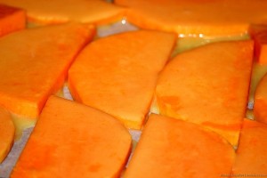 Смазанные мёдом и сметаной кусочки тыквы