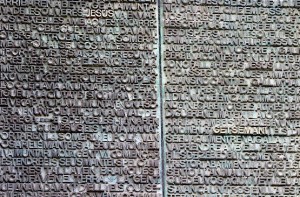 Натертые до блеска имена на медных дверях Собора Святого Семейства