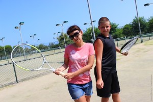 Любимая жена с сыном на корте в отеле