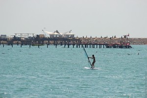 На доске с парусом по морю