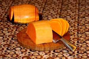 Нарезаем тыкву кусочками