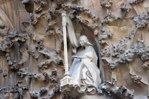 Скульптура играющая на арфе