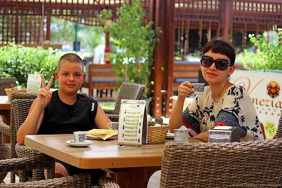 Сын с женой за столом в кофейне отеля Venezia Palace Deluxe Resort 5*