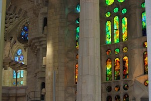 Колонны и окна повсюду