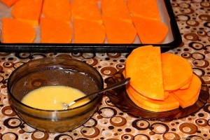 Тарелка с перемешанным мёдом и сметаной на фоне кусочков тыквы