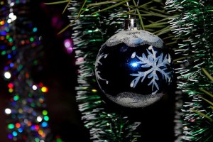 Ёлочная игрушка со снежинкой на фоне боке