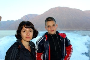 Жена с сыном на фоне красного моря и гор Египта