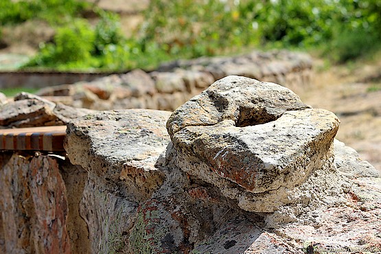 Каменная пепельница у скамейки в Гёреме, Турция