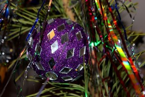 Новогодняя игрушка на наряженной сосне