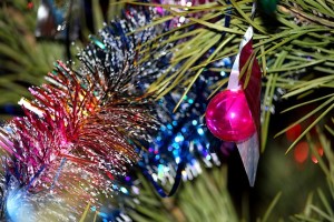 Стеклянный шарик на новогодней ёлке