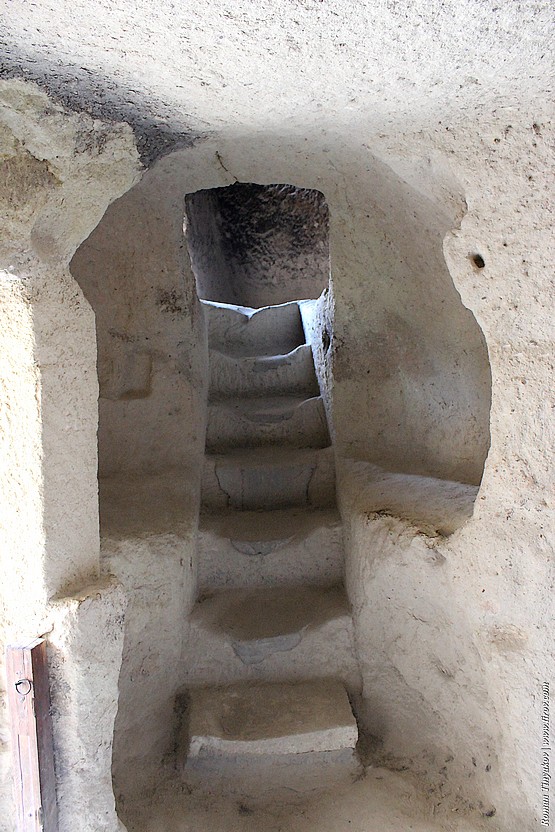 Ступеньки между этажами мужского монастыря в Гёреме