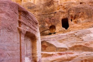 Блок с вырезанным богом Душарой на фоне ступеней в пещеру для жертвоприношений