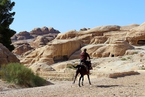 Всадник направляется в каньон Сик