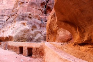 Водопроводу искусственной дамбы
