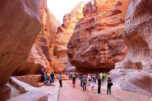 Люди со всего мира в ущелье у древнего города Петра
