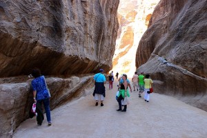 Люди фотографируют достопримечательности Каньона Сик